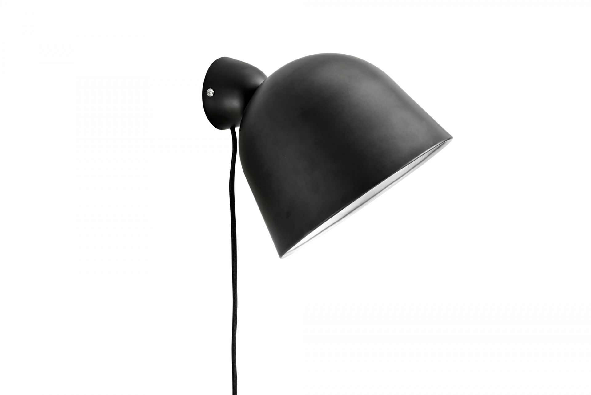 Kuppi Wandleuchte schwarz von Woud: Moderne Innenleuchte mit schwarzem Lampenschirm und Kabel.